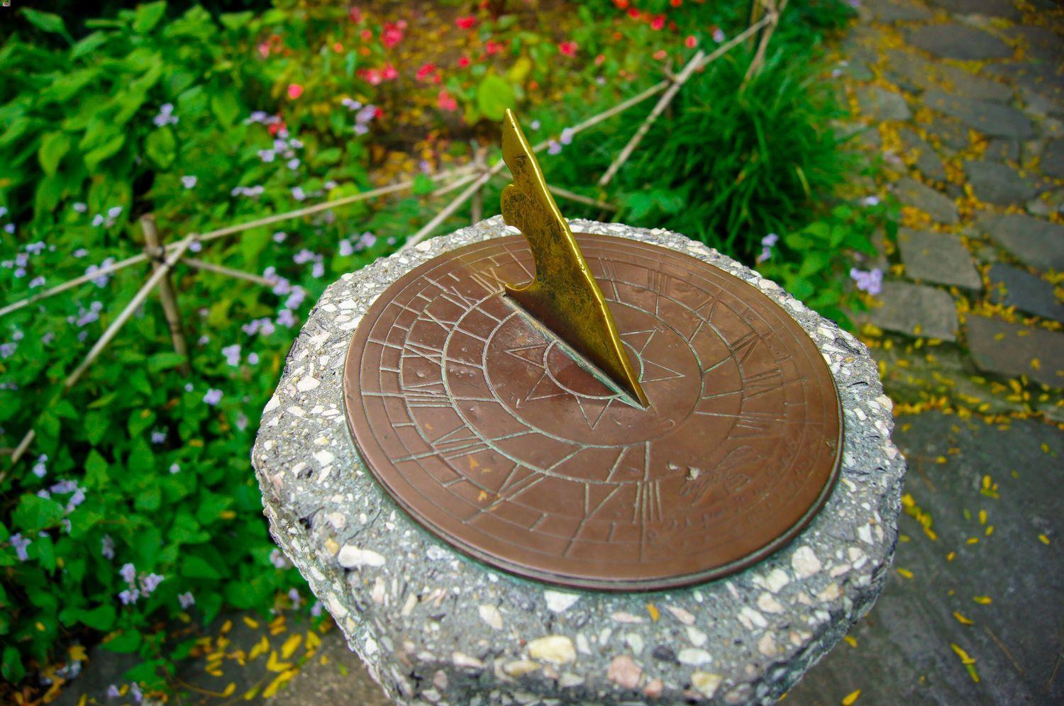 shakespeare garden sundial
