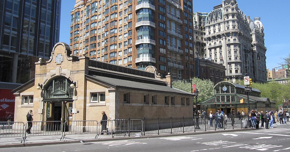 man jumps in front of train 72nd street